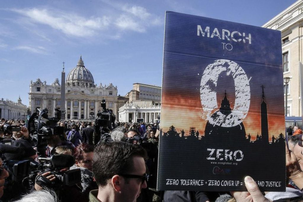 Manifestantes piden "tolerancia cero" con los curas  abusadores, en el Vaticano (EFE)