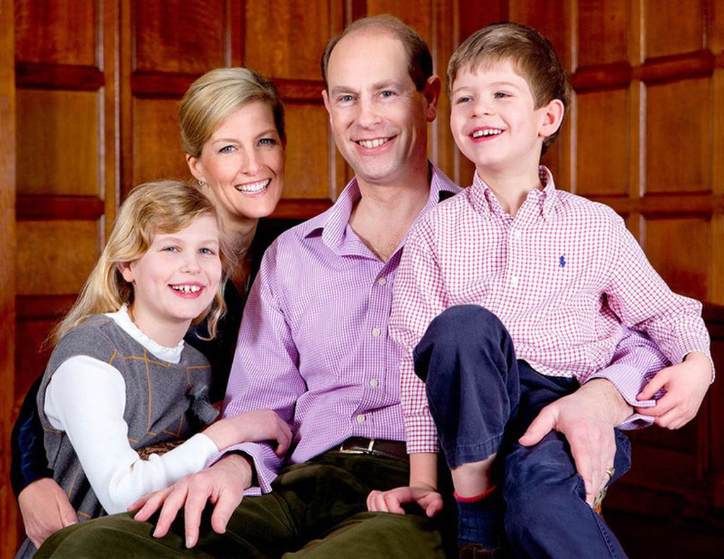 El Príncipe Eduardo será quien herede el titulo nobiliario del duque de Edimburgo.