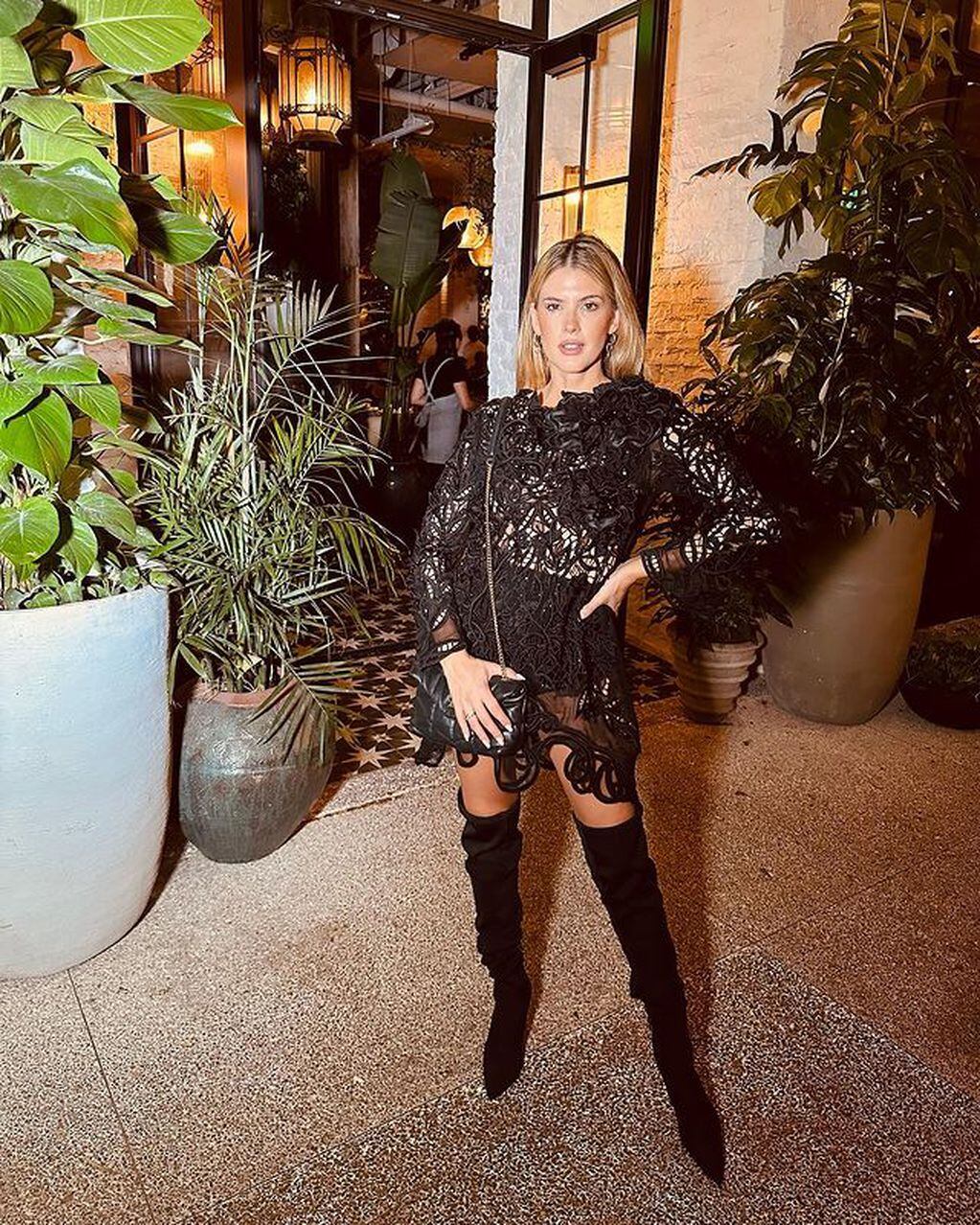 La actriz eligió un vestido transparente negro para disfrutar de una noche en Estados Unidos con el que sorprendió a sus fanáticos. / Foto: Instagram
