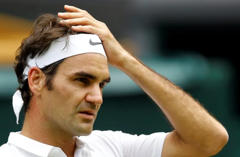 FILE - In this July 4, 2016, file photo, Roger Federer of Switzerland looks on during his men's singles match against Steve Johnson at the Wimbledon Tennis Championships in London. Federer says he will miss the Rio Olympics and the rest of the tennis season to protect his surgically repaired left knee. Federer writes Tuesday, July 26, 2016, on his Facebook page that he will skip the Summer Games, where the tennis competition starts next week, and has been advised by doctors to remain sidelined for the remainder of 2016. (AP Photo/Kirsty Wigglesworth, File)  roger federer tenis tenistas tenis tenistas