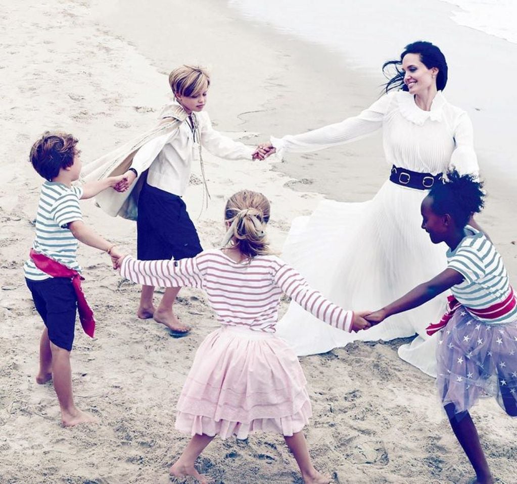 Foto de 2005 que muestra a Angelina Jolie junto a cuatro de sus hijos en la playa