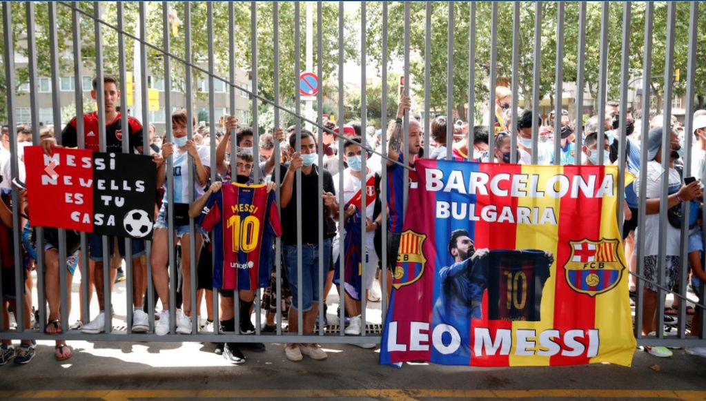 Cientos de hinchas se acercaron al estadio para despedir a Messi.