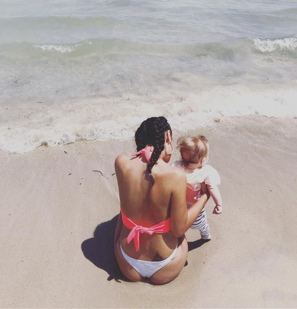 Los primeros pasos de la hija de Rodrigo de la Serna en la playa (@ludmipr)