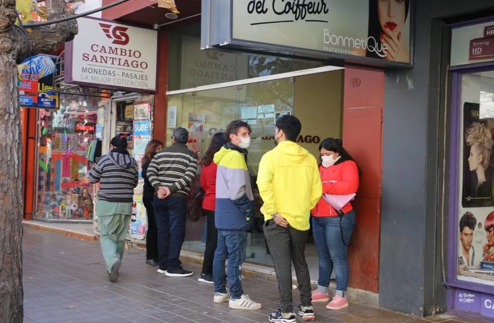 Este martes las casas de cambio en San Juan registraron una mayor demanda que en los últimos días.
