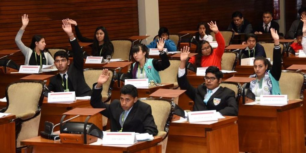 Los alumnos proponen iniciativas consensuadas en las aulas y en el recinto de sesiones ejercitan las técnicas parlamentarias.