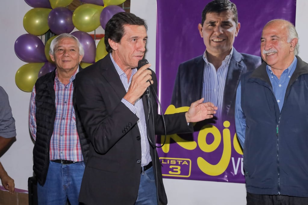 Carlos Sadir presentó la propuesta del frente Cambia Jujuy acompañado por el primer candidato a diputado provincial Mario Fiad (der.), y el candidato a intendente de Perico, Rolando Ficoseco (izq.).