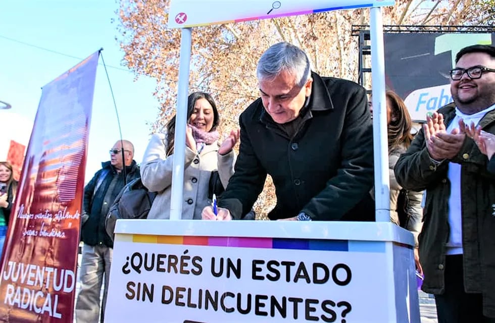 En su visita a la ciudad de Chilecito, Gerardo Morales firmó su apoyo al proyecto "Ficha Limpia" que promueve la prohibición de que personas con problemas con la Justicia sean candidatas a cargos electivos.