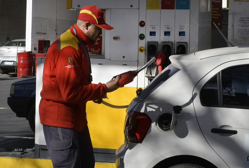 La petrolera Raízen Argentina, licenciataria de la marca Shell, aplicó el segundo aumento de agosto en los precios de sus combustibles. Esta vez se trata de un incremento de entre el 5 y 6%, Foto:  

Foto: Orlando Pelichotti 

