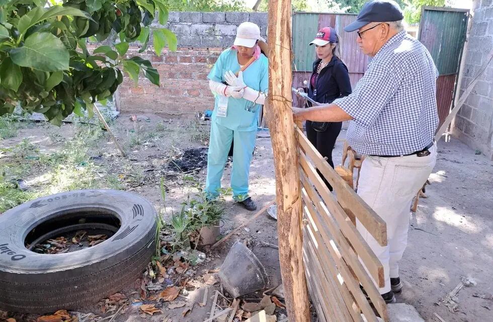 Eliminar criaderos de mosquitos reduce la posibilidad de contagio por dengue, es el mensaje que lleva casa por casa el personal de salud en Jujuy.