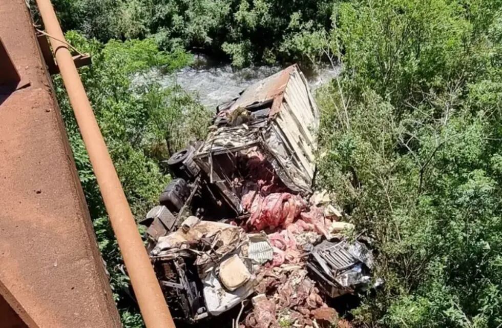 Despiste de un frigorífico en Campo Viera: vecinos se llevaron la carne que transportaba el camión.