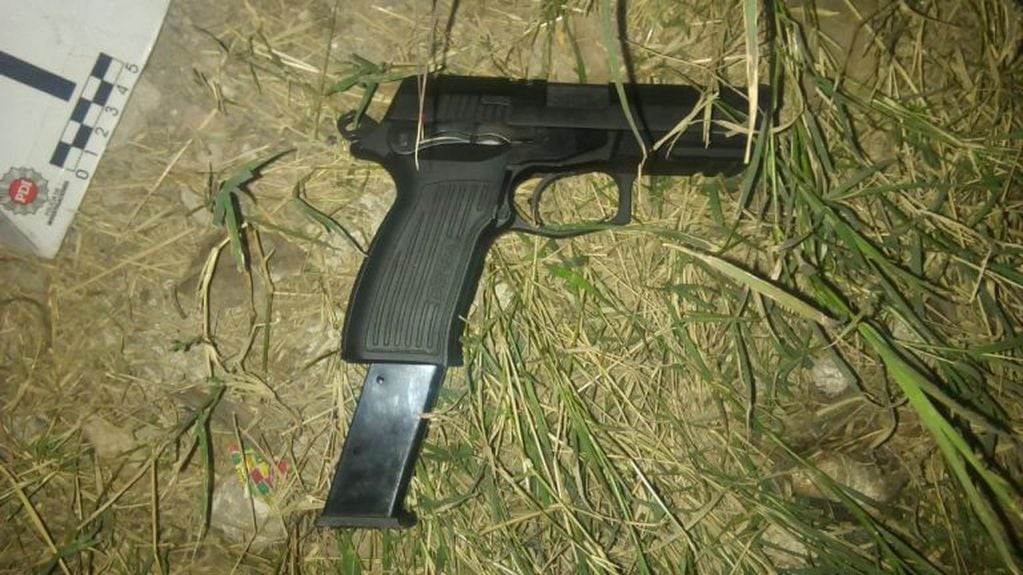 La policía secuestró una pistola calibre 9 milímetros luego de herir al supuesto delincuente. (@minsegsf)