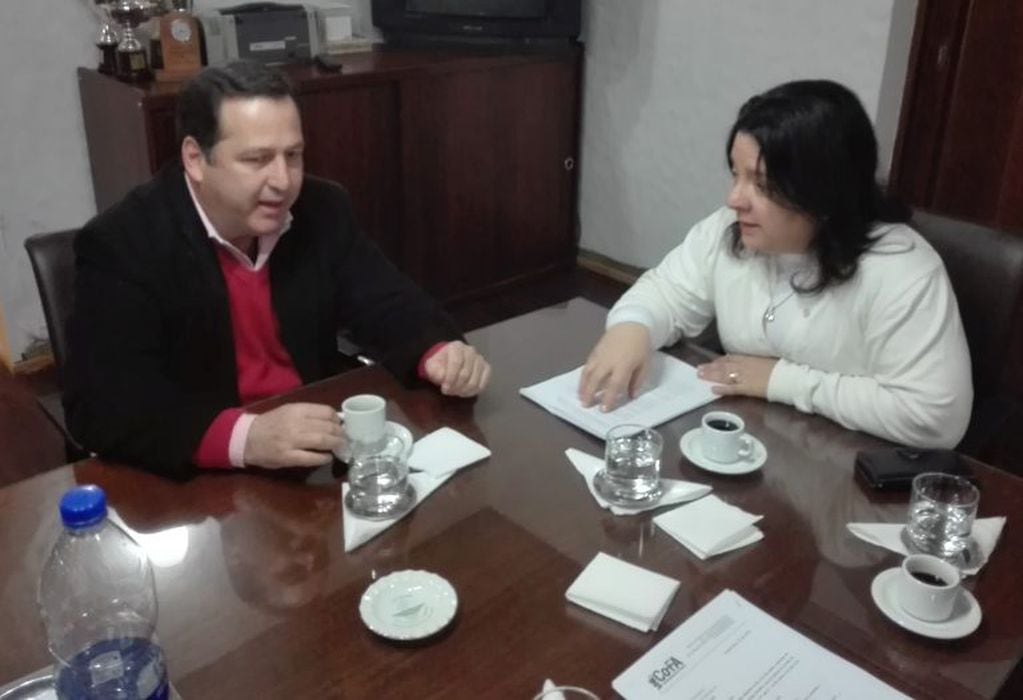El diputado Snopek en diálogo con la titular del Colegio Farmacéutico de Jujuy, Claudia Martino.