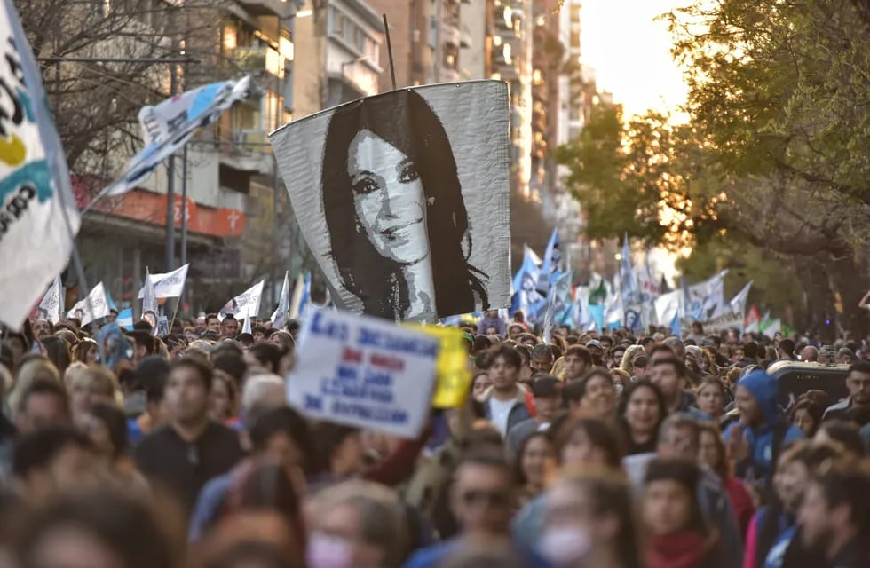 Marcha en repudio al atentado contra la vicepresidenta Cristina Fernández de Kirchner por las calles de Córdoba. (Facundo Luque / La Voz)
