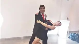 José Colque bailando tango con su compañera.
