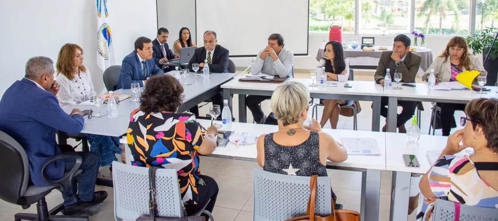 El ministro Carlos Sadir encabezó este jueves el primer encuentro del Gobierno de Jujuy con representantes gremiales de los trabajadores del sector docente, a fin de sentar bases de un acuerdo salarial para los próximos meses.