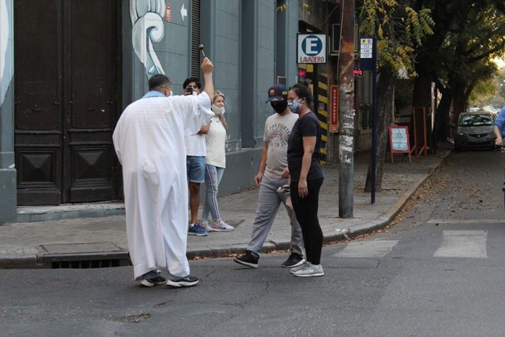 El sacerdote bendijo a las personas que se acercaron durante su caminata por el centro. (Facebook)