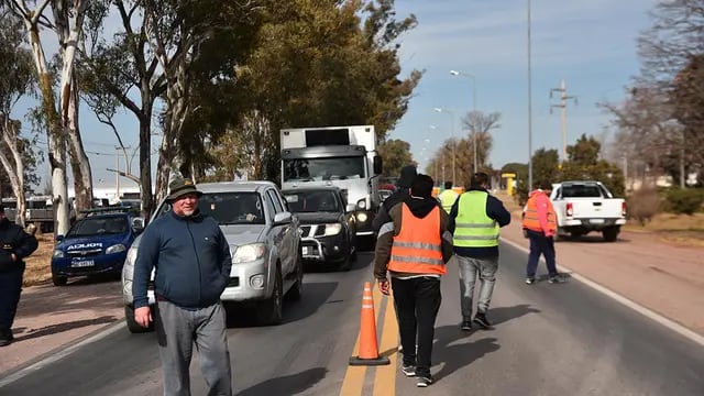 Protesta de transportistas en Sinsacate por la falta de gasoil