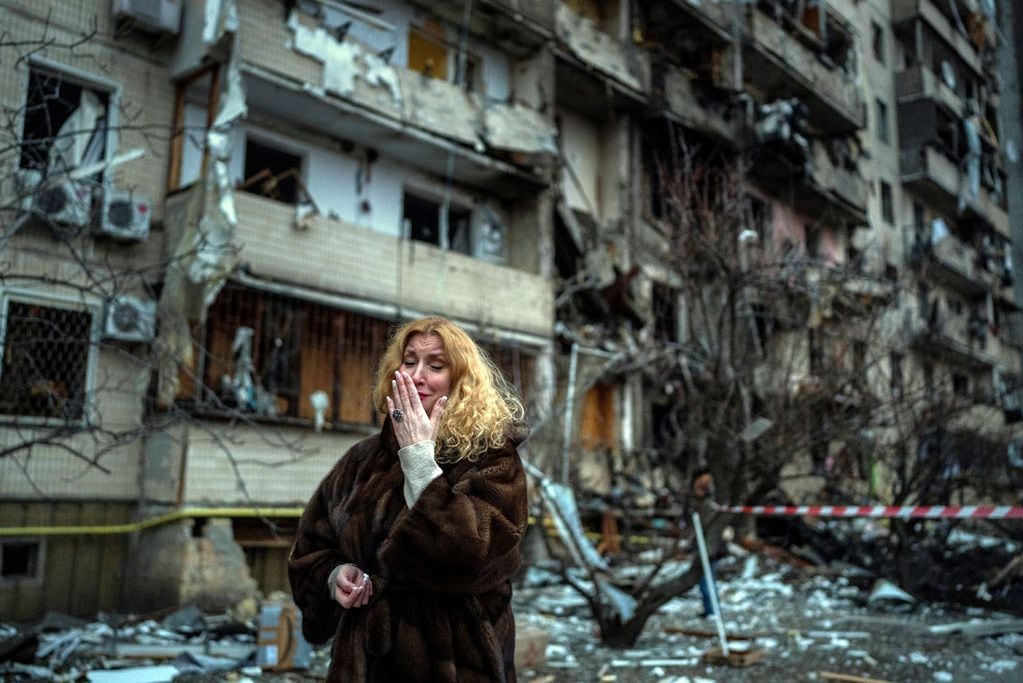 Natali Sevriukova llora junto a su casa destruida después de un con cohetes en la ciudad de Kiev. (AP /Emilio Morenatti)