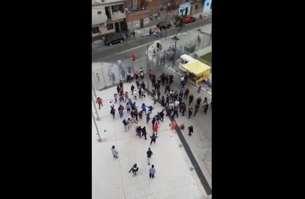 Enfrentamiento entre la policía y manifestantes en el Ministerio de Hábitat.
