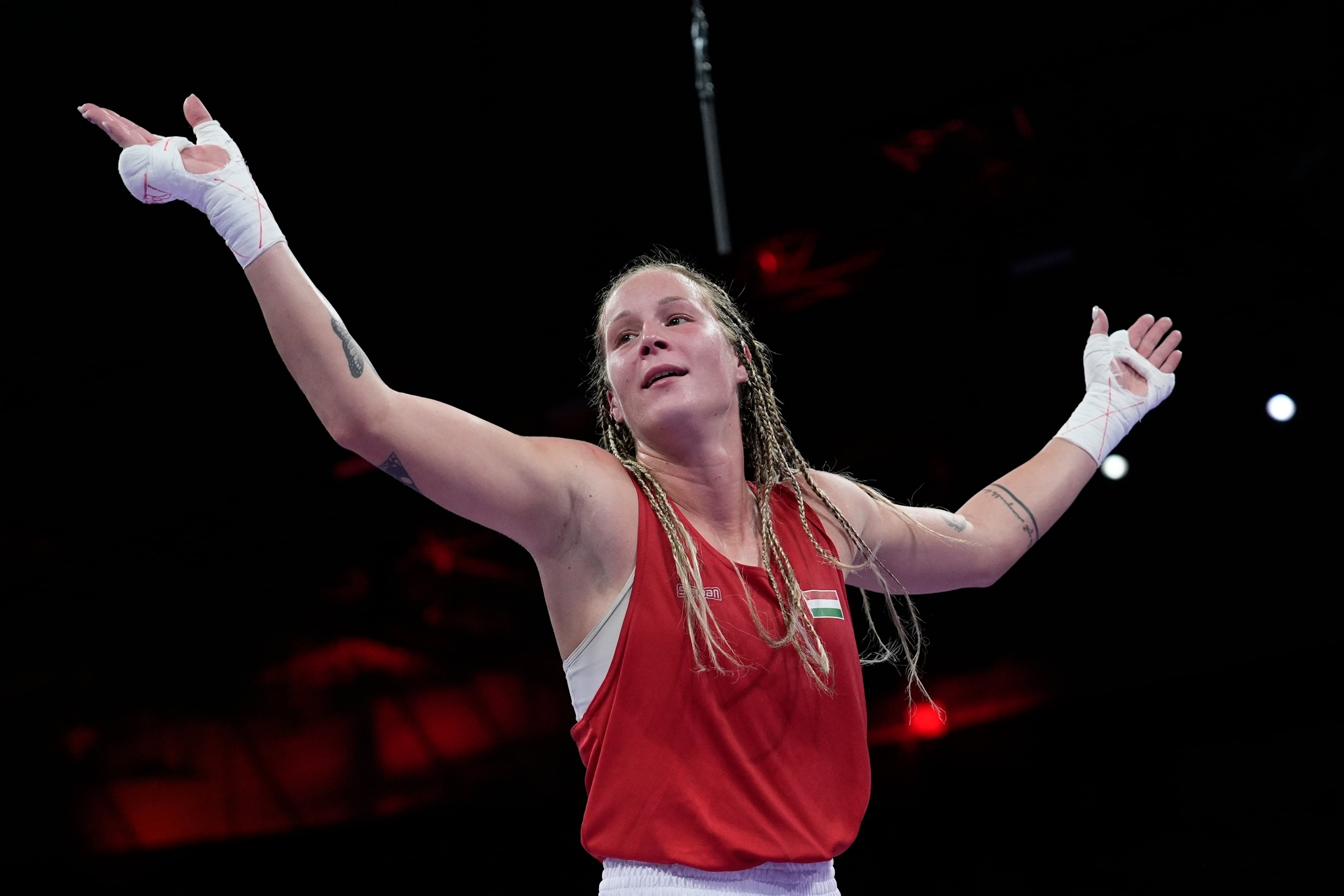 La húngara Anna Hamori celebra su triunfo sobre la australiana Marissa Williamson en su combate de peso wélter de los Juegos Olímpicos, el jueves 1 de agosto de 2024, en Villepinte, Francia. (AP Foto/John Locher)