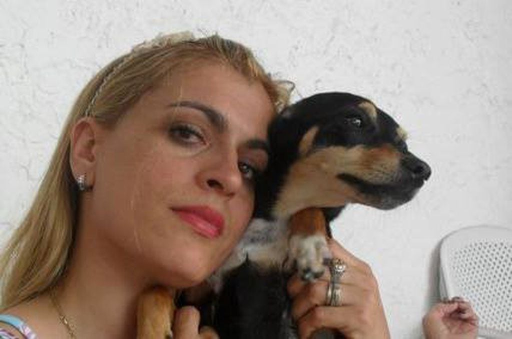 La mujer policía de Quilmes que recoge perros de la calle y les busca familia (Foto: Facebook)