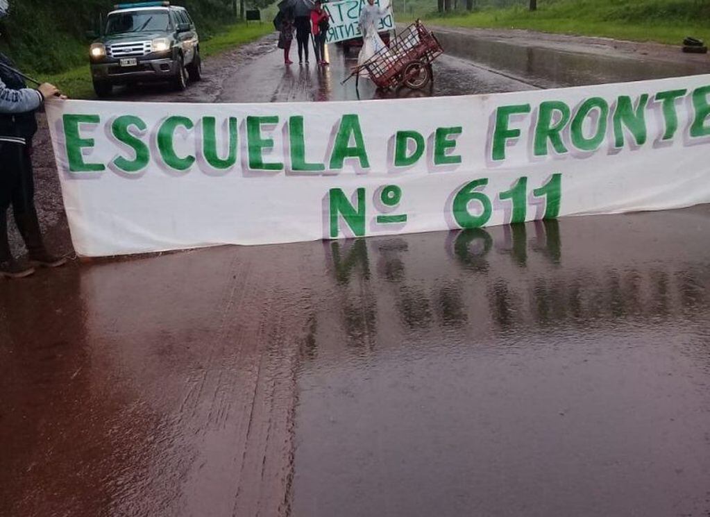 En Puerto Esperanza, los padres de los alumnos de la Escuela Nº 611 cortaron la ruta.