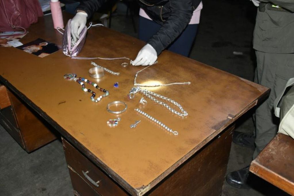 Pulseras, anillos, cadenas que se habrían robado de una joyería en la capital jujeña en el pasado mes de agosto
