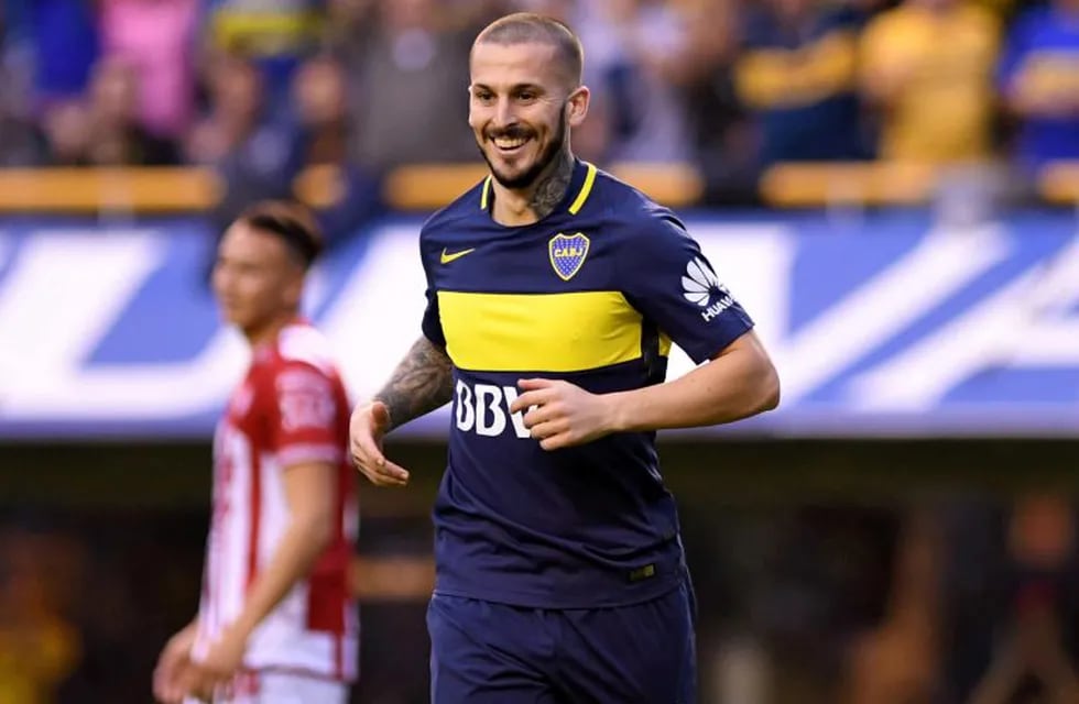 El delantero de Boca Juniors Darío Benedetto festeja su gol ante Unión el 25/06/2017 en el estadio La Bombonera en Buenos Aires, Argentina. Benedetto fue tasado el 26/06/2017 por el club argentino en 21 millones de dólares, un millón por cada gol convertido en el torneo argentino de fútbol que el equipo \