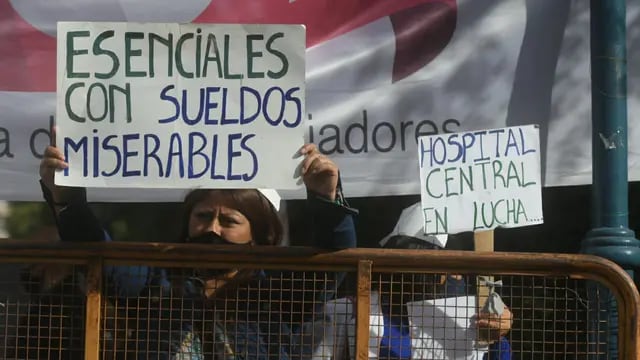 Protestas en los alrededores de la Legislatura, durante el discurso de Suárez en la apertura de sesiones