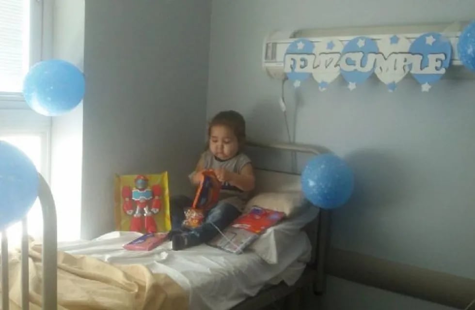 La familia Esquiavone tiene a su hijito de 3 años de edad internado con leucemia