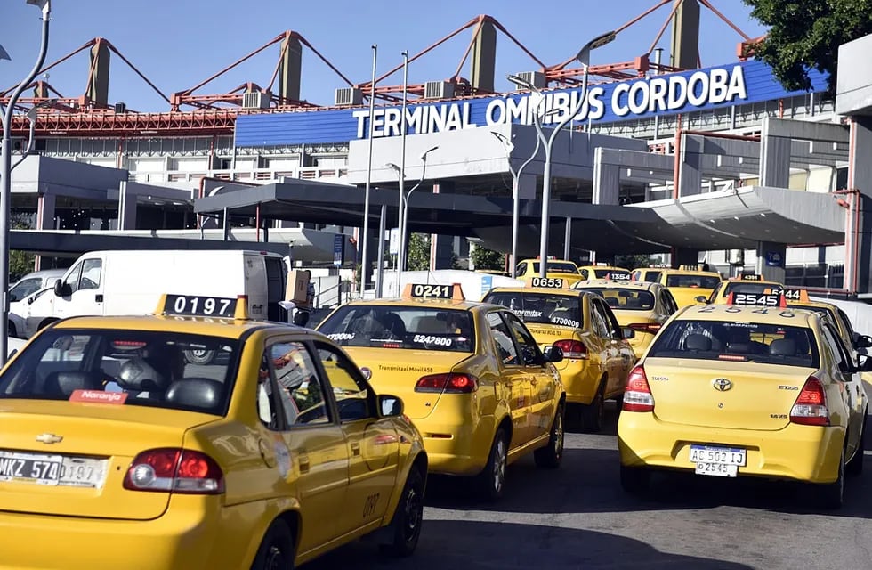 Taxistas irán a la Terminal de Córdoba para expresar su reclamo salarial.