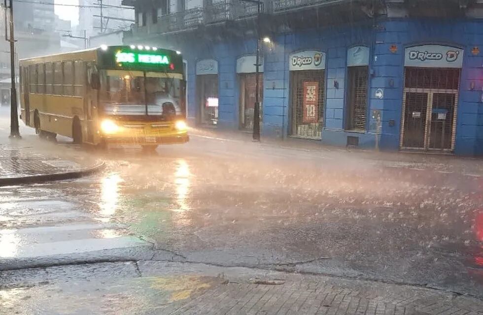 Minutos después de las 7 de la mañana de este lunes se desató lo más severo de la tormenta. (Vía Rosario)
