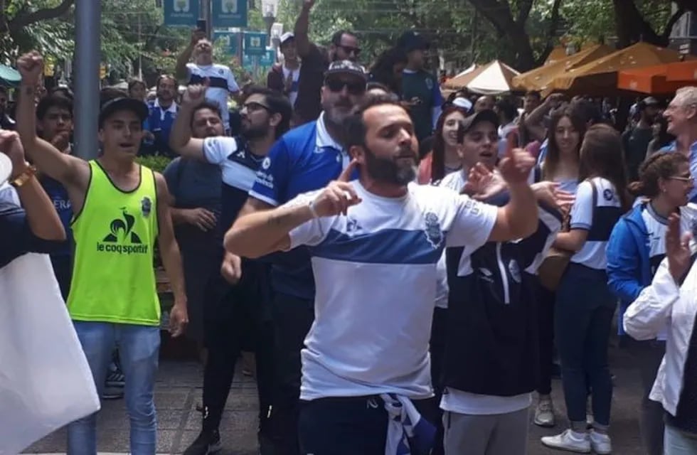 Hinchas de Gimnasia La Plata se enfrentaron con los de Rosario Central en la Petatonal mendocina, en una \