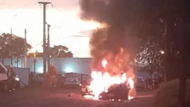 Dos heridos graves tras una explosión de un auto cargado de combustible de contrabando en Puerto Iguazú