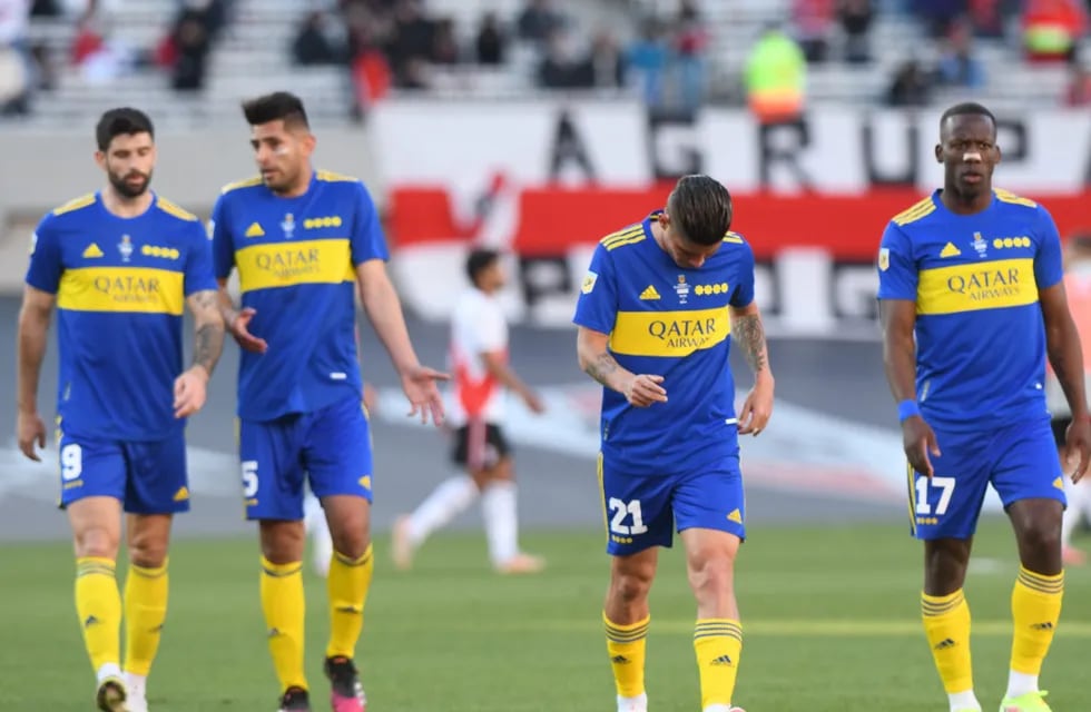 Los hinchas y periodistas de Boca criticaron a los jugadores por la derrota en el Superclásico.