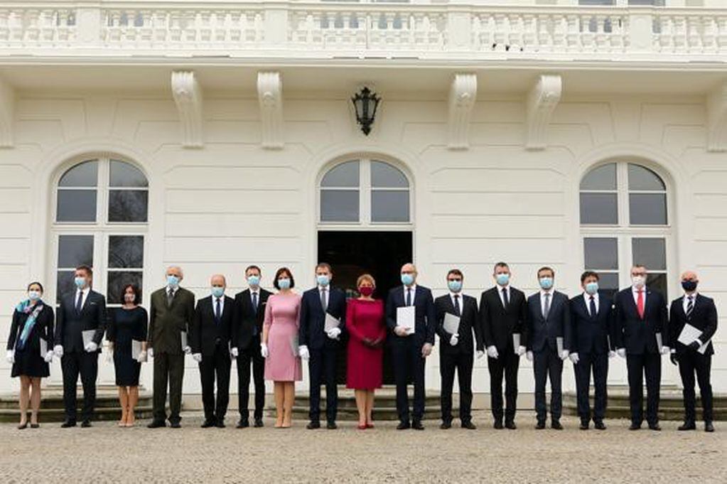 La Presidenta de Eslovaquia junto al resto de los funcionarios.