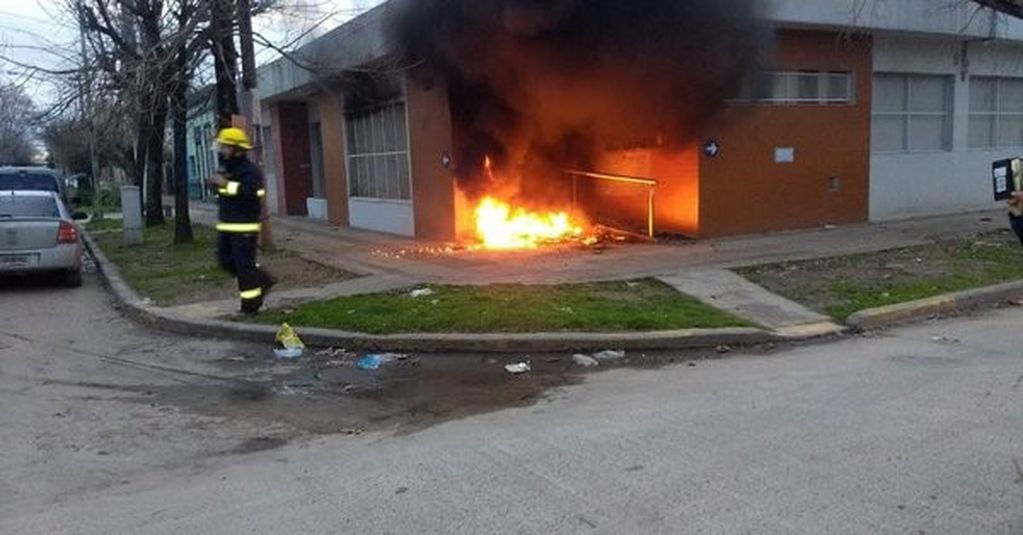 Vecinos de San Vicente incendiaron la oficina de Edesur.