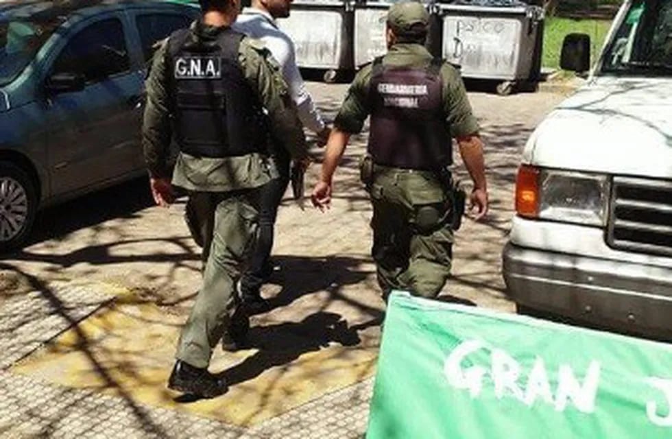 Gendarmes cayeron en medio de un acto universitario por Maldonado
