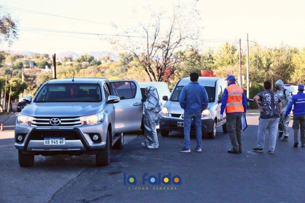 Desinfección masiva en La Falda de vehículos provenientes de Córdoba. (Foto: prensa La Falda).