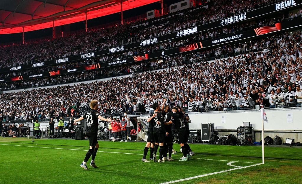 Los jugadores del Frankfurt festejando el gol que convirtió Rafael Borré.