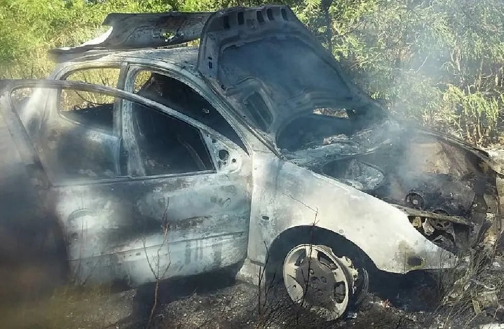 Peugeot 207 incendiado (SL24)