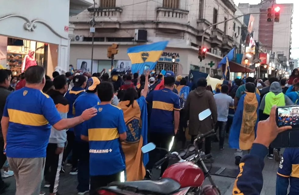 Las calles céntricas de San salvador de Jujuy fueron copadas este domingo por una marea azul y amarilla de hinchas boquenses.