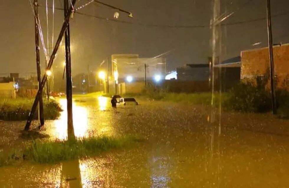 Diluvio en Corrientes dejó autos flotando y calles anegadas