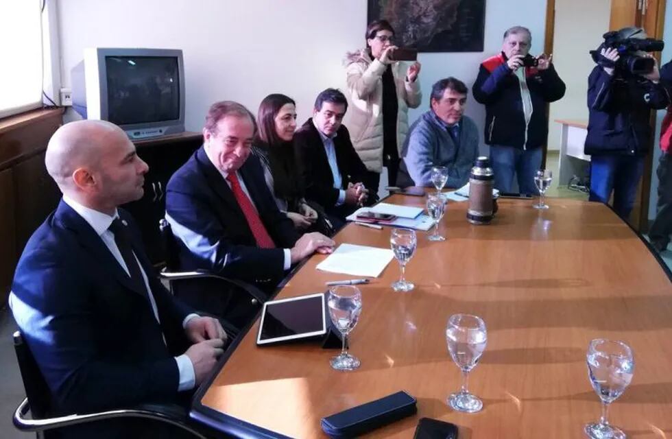 El gobierno anunció el pago escalonado, suspensión de cláusula gatillo y retroactivos en cuotas. Los sindicatos anunciaron paro de 72 horas.