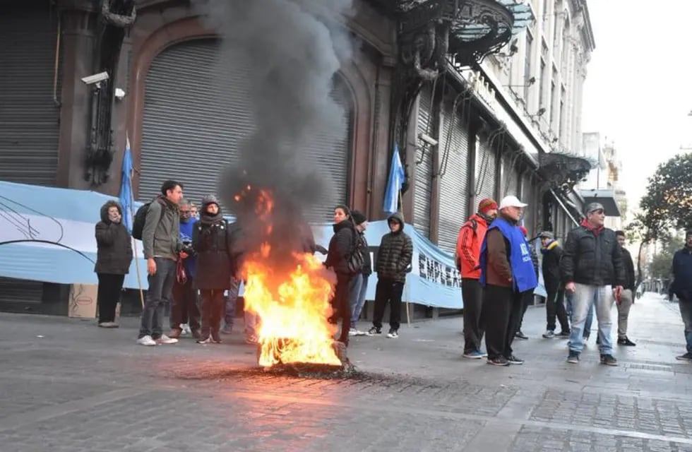 Empleados de Comercio protestó frente a Falabella por la apertura de la tienda chilena. (@aecrosario)