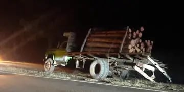 Un auto y un camión cargado de árboles protagonizaron un choque en Panambí