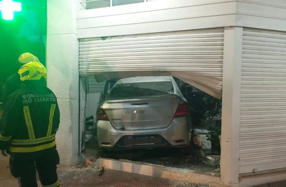 El auto terminó dentro de la farmacia en Río Cuarto, provincia de Córdoba.