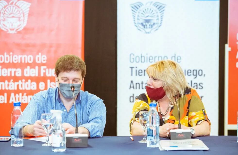 Gobernador de la provincia, Gustavo Melella y la secretaria General de ATSA, Claudia Etchepare