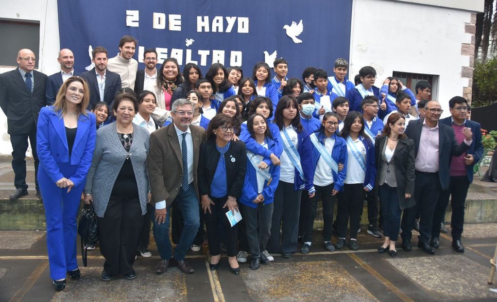 Integrantes de la Cámara de Diputados de Jujuy y exconvencionales constituyentes acompañaron a los alumnos de la Escuela Provincial de Artes en la ceremonia que marca el paso previo a la adquisición de derechos y obligaciones de ciudadanía.