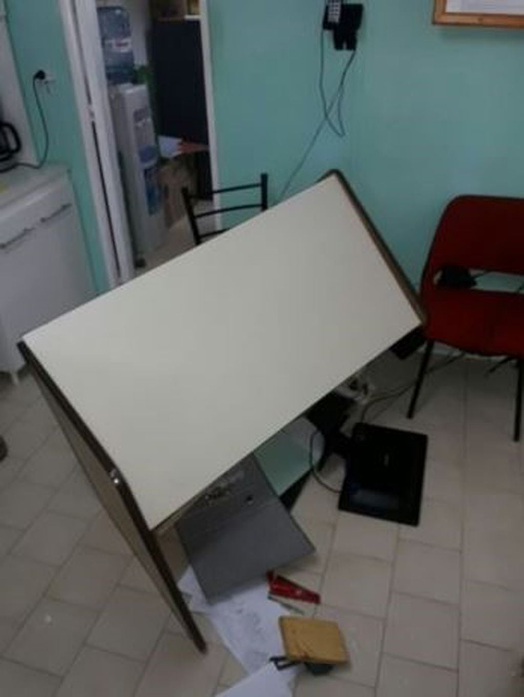 Locura en la municipalidad de Senillosa: un empleado entró armado y rompió todo